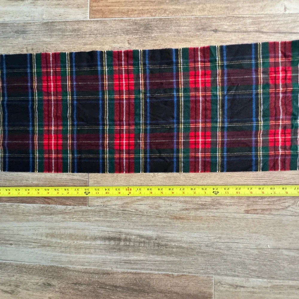 Roundtree & Yorke Plaid Scarf Black‎ Red Green Blue Fringe Acrylic
